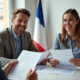 Jeune couple heureux discutant avec un conseiller financier
